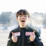 　練習を終え、撮影に応じる鍵山優真＝ヘルシンキ（共同）