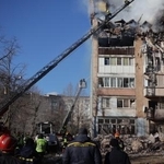 　ロシア軍の攻撃で火災が起きたウクライナ西部テルノピリの集合住宅＝１９日（ＡＰ＝共同）