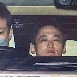 　移送のため警視庁本部を出る松原全宏容疑者（右）＝１９日午後１０時３９分