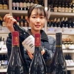 　東京・銀座のワイン専門店に並べられた「ボージョレ・ヌーボー」＝１９日午後１１時１５分