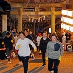 　桐生西宮神社で開催された「福男選び」で走る参加者＝２０日午前６時１分、群馬県桐生市