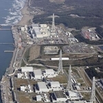 　新潟県の東京電力柏崎刈羽原発の（手前から）１、２、３、４号機と（間を開けて）７、６、５号機＝２０２５年１１月７日