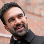 　１７日、米ニューヨークで記者団に話すマムダニ次期市長（ＡＰ＝共同）