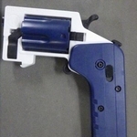 　回収された中国製のプラスチック玩具銃（静岡・南署提供）