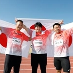　「東京デフリンピック」の男子ハンマー投げで日本勢が表彰台を独占。日の丸を掲げる金メダルの遠山莉生（中央）、銀メダルの森本真敏（左）、銅メダルの石田考正＝２０日、大井ふ頭中央海浜公園陸上競技場