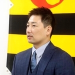 　契約更改交渉を終え、取材に応じる阪神・岩崎＝２０日、兵庫県西宮市