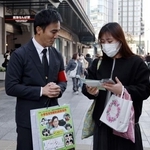 　吉川友梨さんの情報提供を呼びかける大阪府警の警察官（左）＝２０日午後、大阪・難波