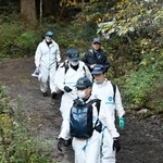 　小型航空機墜落事故の現場となった山中から戻った運輸安全委員会の航空事故調査官ら＝２０日午後、福岡県八女市