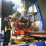 　北海道新幹線の札幌延伸区間で使うレールの溶接作業＝２０日午前、北海道北斗市