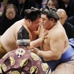 　王鵬（左）と攻め合う大の里。寄り切りで下す＝福岡国際センター