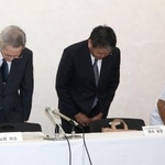 　記者会見で謝罪する岐阜県総合医療センターの桑原尚志院長（左）ら＝２０日午後、岐阜市