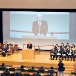 　自民党、日本維新の会などの国会議員も参加して開かれた「国民医療推進協議会」の決起集会。壇上はあいさつする自民党の鈴木幹事長＝２０日午後、東京都文京区の日本医師会館