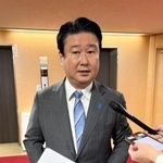 　離党届を提出するため自民党本部を訪れ、取材に応じる和田政宗元参院議員＝２０日午後、東京・永田町