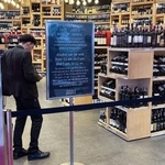 　販売禁止時間帯に規制線が張られたショッピングモールの酒類販売コーナー＝１６日、バンコク（共同）