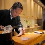 　北京で日本料理店を経営する谷岡一幸さん＝２０日（共同）