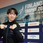 　公式練習を終え、撮影に応じる鍵山優真＝ヘルシンキ（共同）