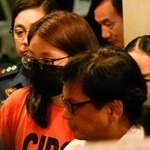 　インドネシアからフィリピンに移送されたバンバン市のアリス・グオ元市長＝２０２４年９月（ＡＰ＝共同）