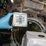 　コケの胞子が納められた実験装置（中央）＝国際宇宙ステーション（ＪＡＸＡ／ＮＡＳＡ提供）