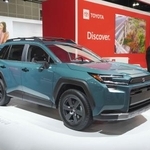　「ロサンゼルス自動車ショー」で、トヨタ自動車が展示したＳＵＶの新型「ＲＡＶ４」＝２０日、米ロサンゼルス（共同）