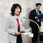 　閣議を終え記者会見する片山財務相＝２１日午前、国会