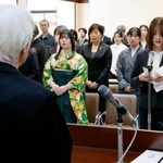 　輪島漆芸技術研修所で開かれた卒業式。手前右は答辞を読む余門美晴さん＝２１日午前、石川県輪島市