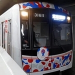 　運行最終日を迎えた大阪メトロ御堂筋線の万博ラッピング車両＝２１日午前、堺市