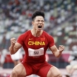 　東京五輪の陸上男子１００ｍ準決勝で９秒８３のアジア新記録をマークし、雄たけびを上げる中国の蘇炳添＝２１年８月、国立競技場