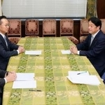 　協議に臨む自民党の小野寺税調会長（奥右）と国民民主党の古川税調会長（同左）ら＝２１日午前、国会