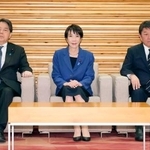 　臨時閣議に臨む高市首相（中央）ら＝２１日午後、首相官邸