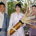 　「ラオスの織物の至宝展」の視察に訪れ、出迎えを受けられる愛子さま＝２１日、ラオス・ビエンチャン（共同）