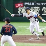 　野球強化試合で右前に先制２点打を放つ韓国・宋成文。投手金丸＝１６日、東京ドーム