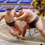 　一意（右）が寄り切りで竜翔を破り、幕下優勝を決める＝福岡国際センター