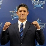 　契約交渉を終え、記者会見でポーズをとるＤｅＮＡの松尾＝２１日、横浜市