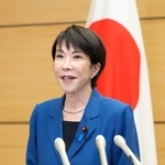 　記者団の取材に応じる高市首相＝２１日午後、首相官邸