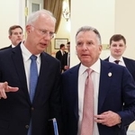 　４月、ロシア・サンクトペテルブルクで言葉を交わすドミトリエフ大統領特別代表（左）と米国のウィットコフ和平交渉担当特使（ロシア大統領府提供・タス＝共同）