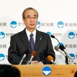 　新潟県庁で臨時記者会見する花角英世知事。東京電力柏崎刈羽原発の再稼働容認を表明した＝２１日午後