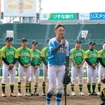 　準硬式野球の全日本大学日本一決定戦で、試合後にあいさつする西日本選抜の前原隼人主将＝甲子園