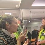 　南アフリカ・ヨハネスブルクに着陸した航空機内で話す南ア駐在のパレスチナ大使（左）＝１３日（在南ア・パレスチナ大使館のフェイスブックから、ロイター＝共同）