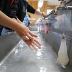 　休み時間に手を洗う児童たち＝２０２０年３月