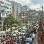　バングラデシュ・ダッカの車道＝７月