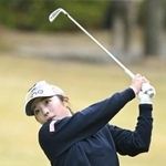 　第２日、通算１０アンダーで首位の佐久間朱莉＝エリエールＧＣ松山