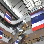 　バンコクにある商業施設のディスプレーに映し出されたタイ国旗＝８月