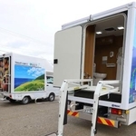 　石川県輪島市が導入した、車いすのまま利用できるトイレカー＝２１日午後、輪島市