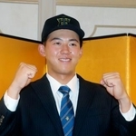 　阪神への入団が決まり、ポーズをとる創価大の立石正広内野手＝２１日、東京都八王子市