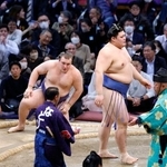 　安青錦（左）を寄り切りで下した大の里＝福岡国際センター