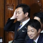 　衆院本会議に臨む国民民主党の玉木雄一郎代表。手前は日本維新の会の藤田文武共同代表＝１０月