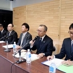 　記者会見する広島県の幹部と再調査を担当した弁護士＝２１日午後、広島県庁