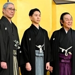 　三代目尾上辰之助を襲名することが決まり、会見で写真撮影に応じる尾上左近さん（中央）。左は尾上松緑さん、右は七代目尾上菊五郎＝２１日午後、東京都中央区