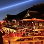 　秋の夜間特別拝観が始まるのを前に試験点灯でライトアップされた京都市東山区の清水寺＝２１日夜