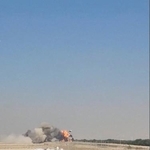 　２１日、アラブ首長国連邦のドバイで墜落し、炎上するインドの国産軽戦闘機（ＪＩＧＮＥＳＨ　ＶＡＲＩＹＡ提供、ロイター＝共同）